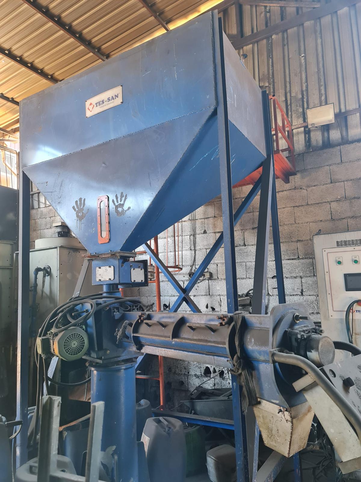 TES-SAN Alphaset / CO2 Resin Sand Mixer – Single-Arm Screw Type | 2023 | Sand Hopper + Touchscreen Control Panel Included